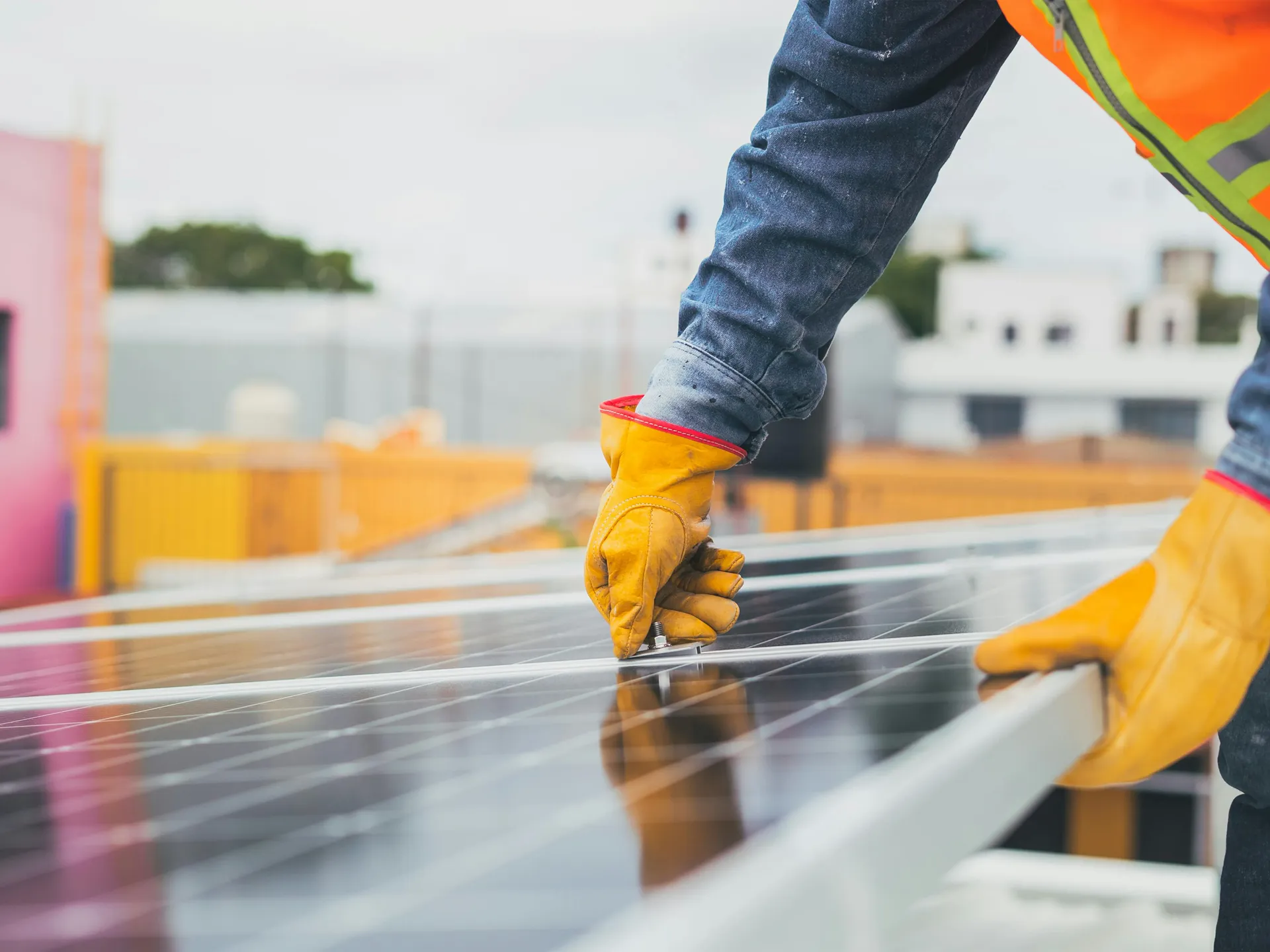Técnico revisando panel solar