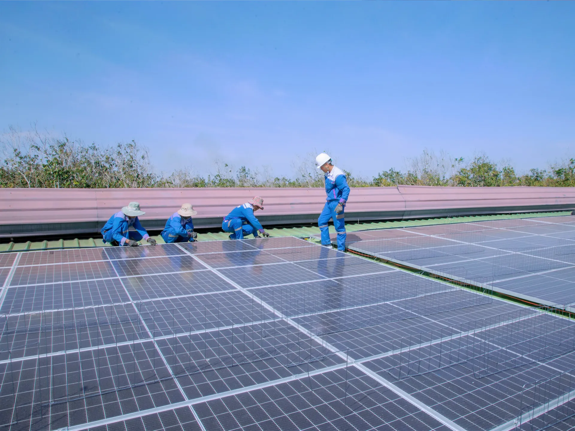 Equipo instalando paneles solares en techo