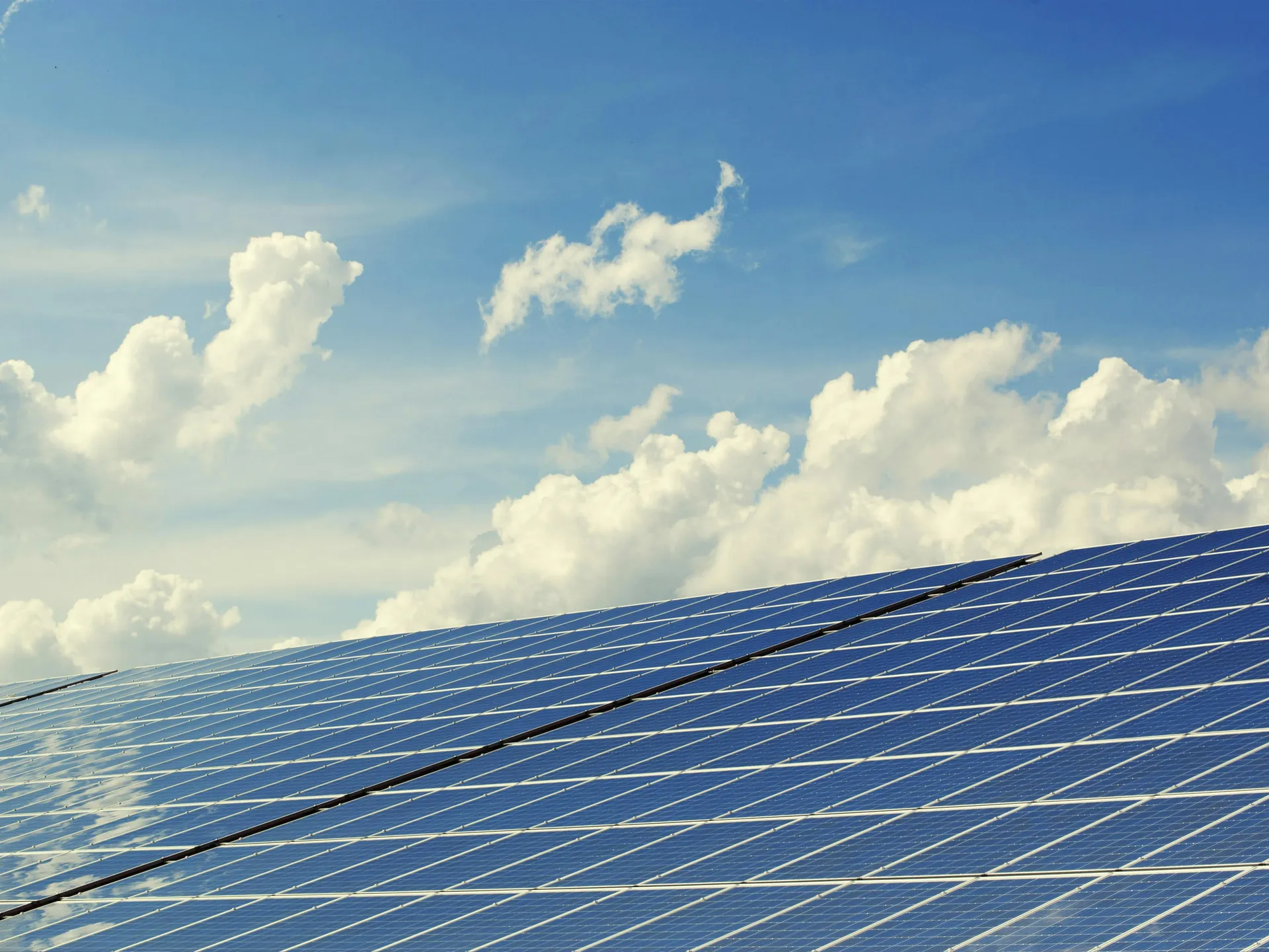 Paneles solares con cielo despejado